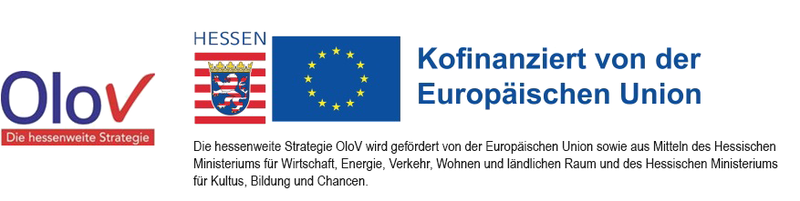 Flaggen von Hessen und Europa mit dem Text: Die hessenweite Strategie OloV wird gefördert von der Europäischen Union sowie aus Mitteln des Hessischen Ministeriums für Wirtschaft, Energie, Verkehr, Wohnen und ländlichen Raum und des Hessischen Ministeriums für Kultus. Bildung und Chancen.